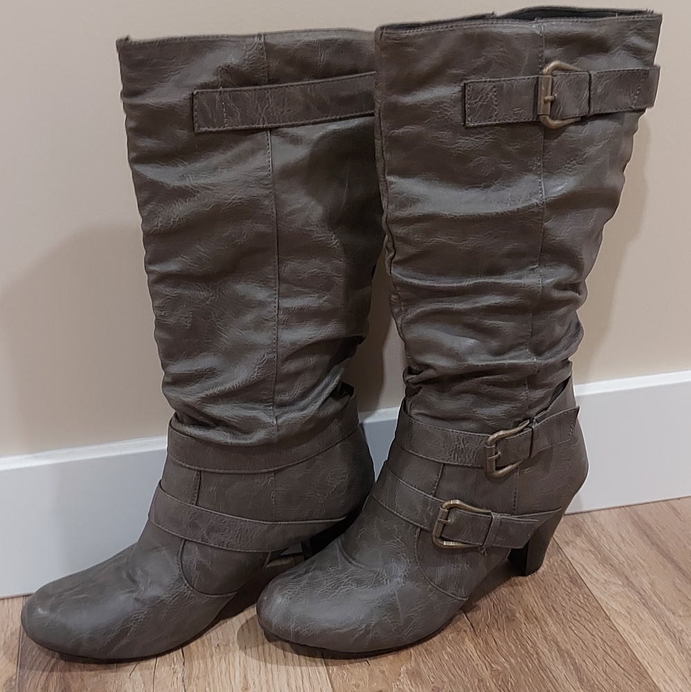 Buckle boot